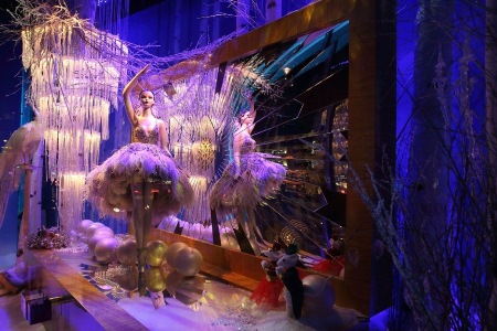 Christmas-Store-Window-Display-04